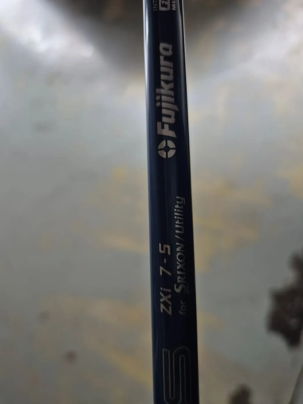 샤프트 각인 근접. Fujikura 로고와 ZXi 7-S for SRIXON / Utility 표기가 있다