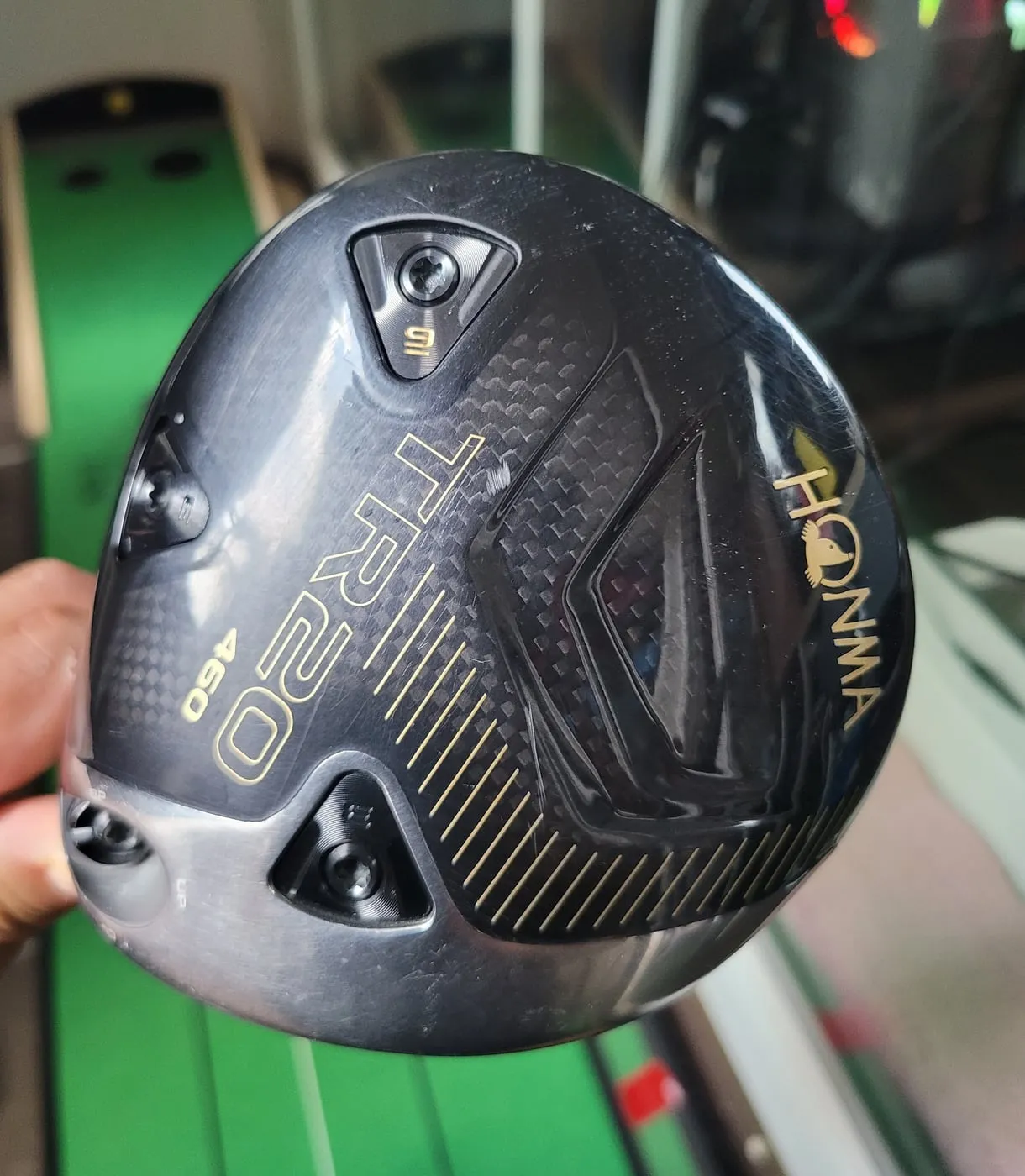 혼마 TR20 460 드라이버 솔. 카본 패턴, 금색 TR20 460과 HONMA 로고, 삼각형 무게추 3개