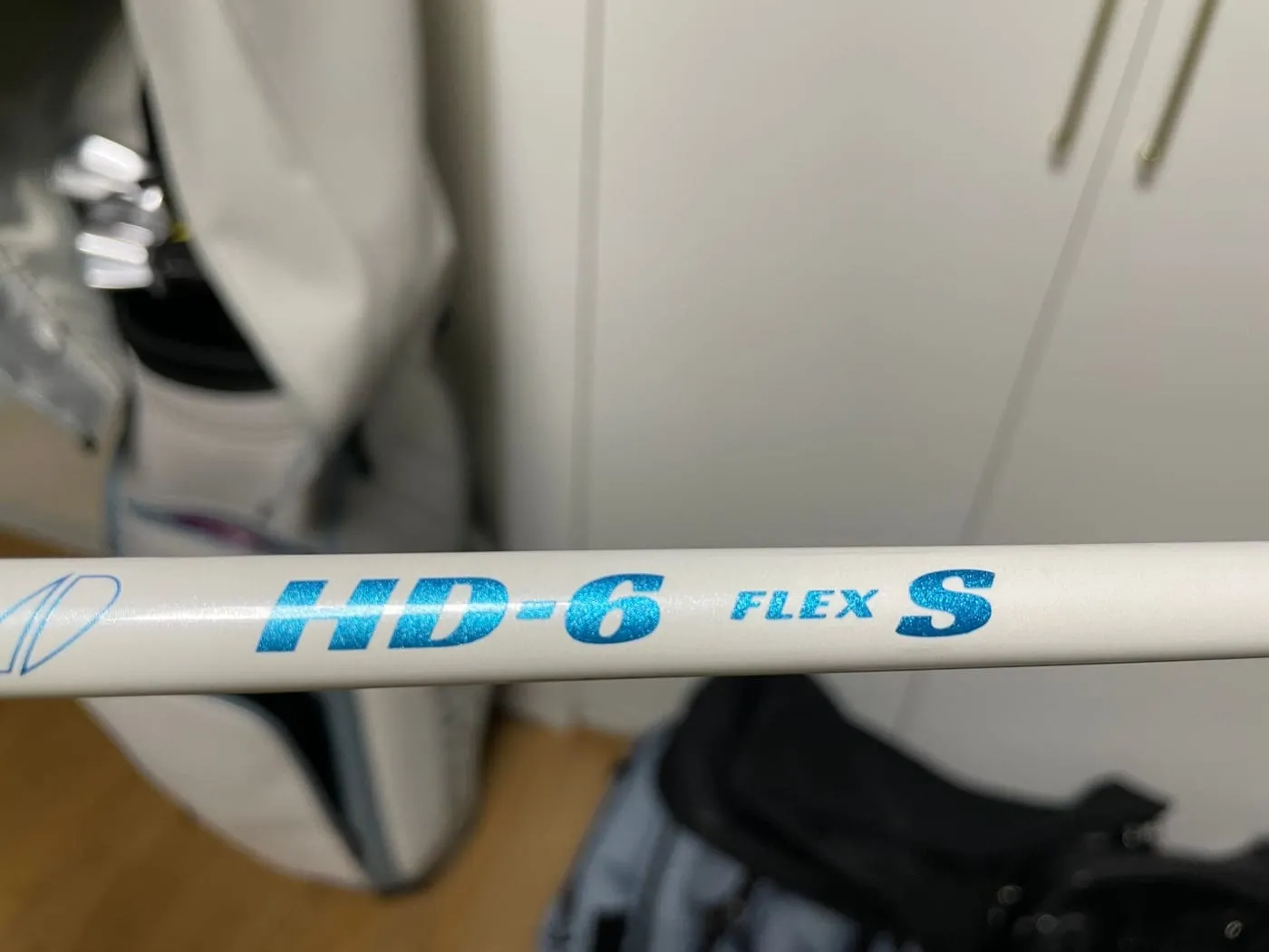 TSi2 샤프트. 흰 바탕에 파란 HD-6 FLEX S 글씨