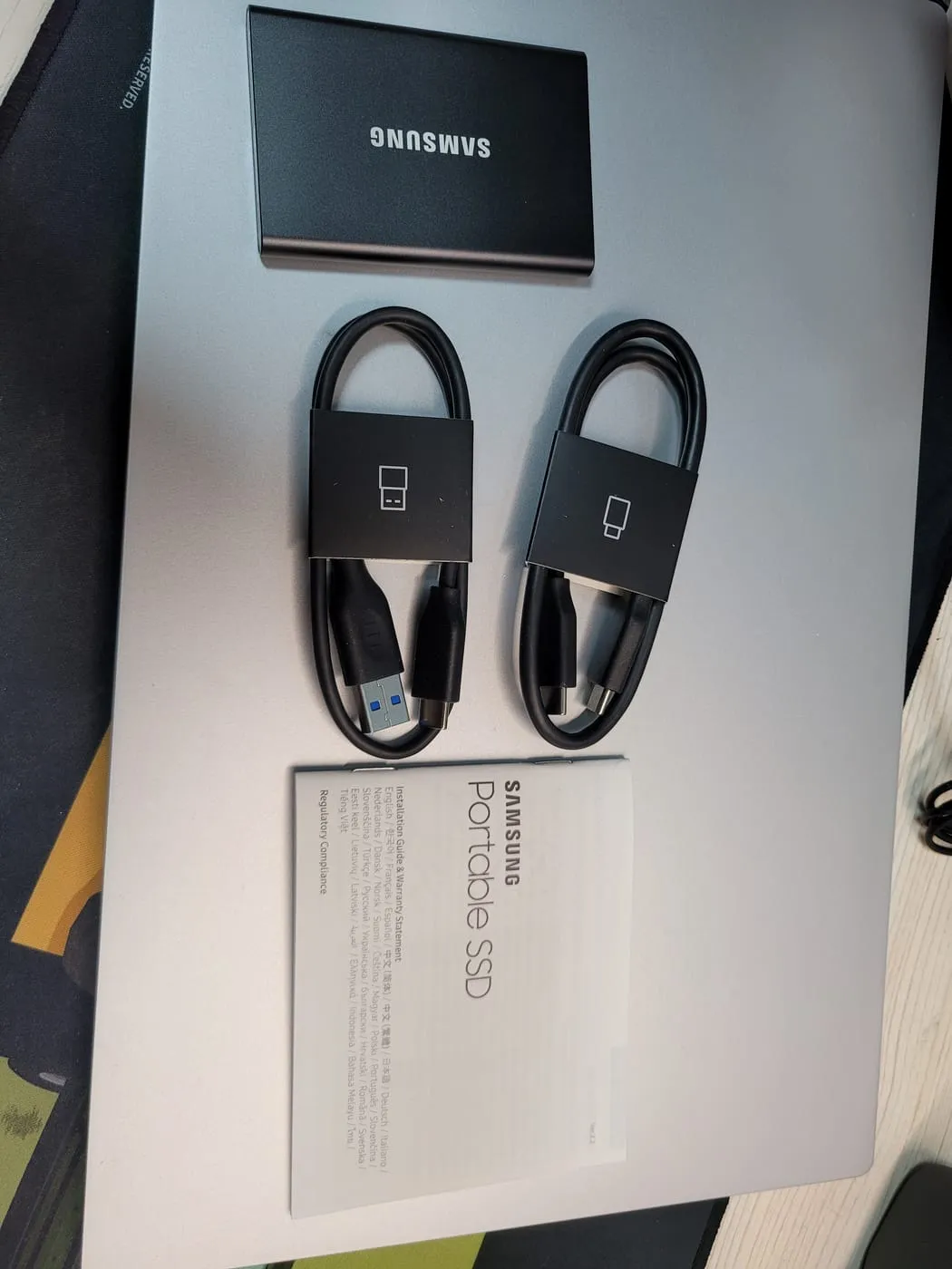 본체와 USB 케이블 두 개, 빠른 시작 가이드를 나란히 놓은 모습