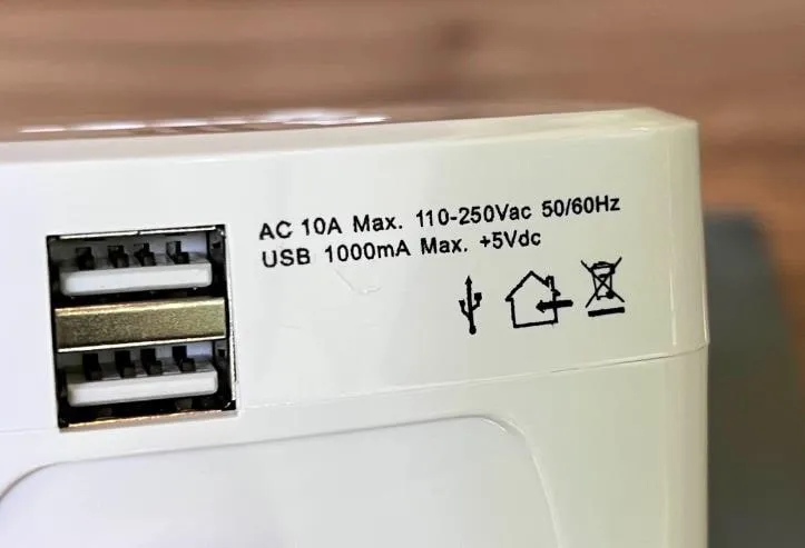 USB 2포트 옆에 인쇄된 정격 표기. AC 10A Max. 110-250Vac 50/60Hz, USB 1000mA Max. +5Vdc