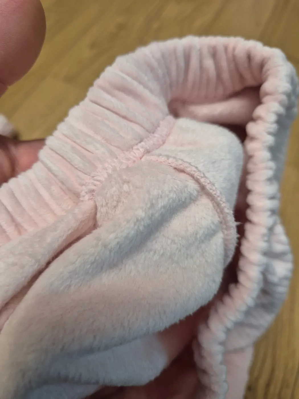 허리 밴드를 뒤집은 모습. 고무 밴딩이 전체에 들어가 잔주름이 잡혀 있고 안쪽은 기모 면이다